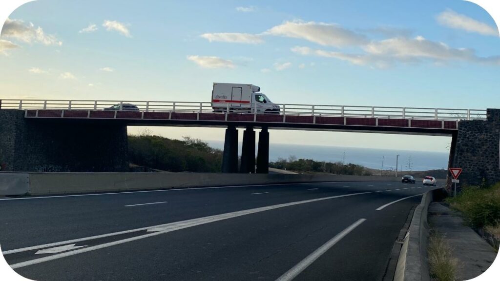 Camion circulant sur une route de montagne à La Réunion illustrant la conduite économique